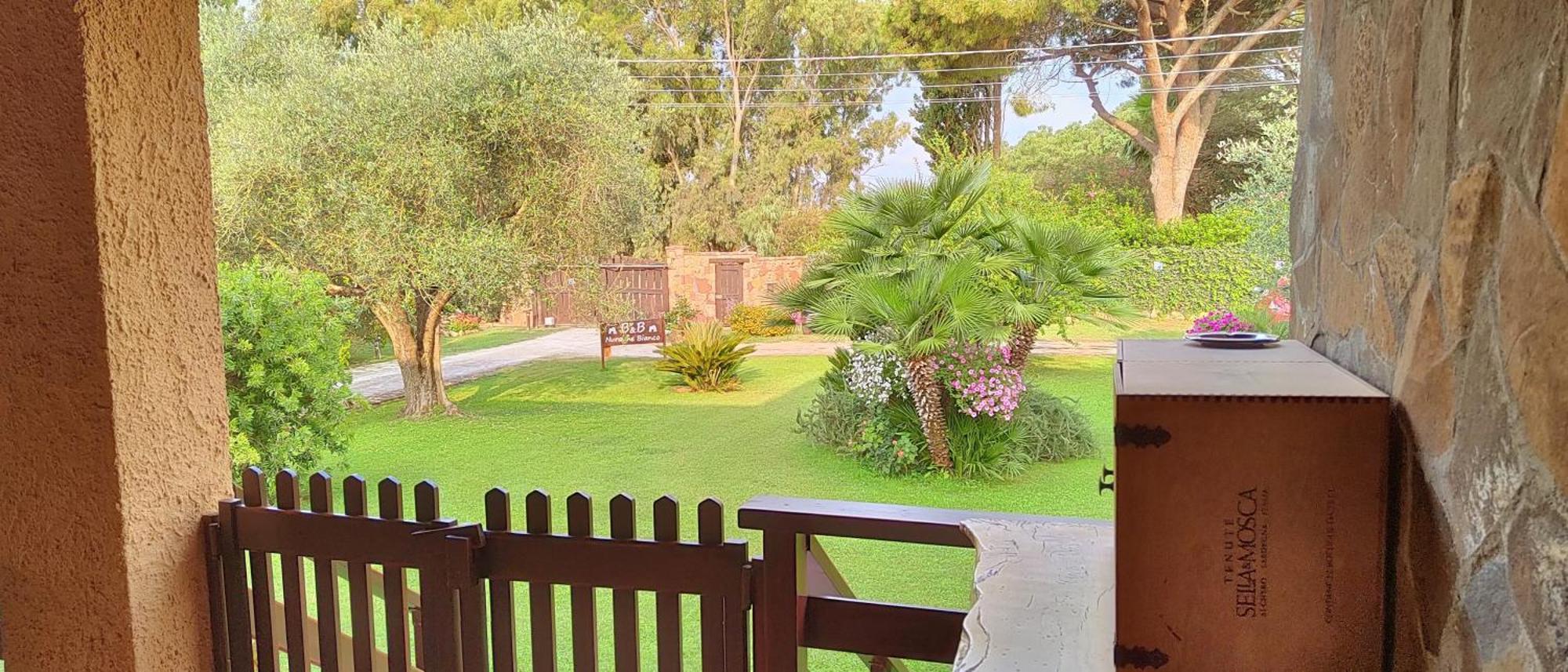 Nuraghe Bianco Bed & Breakfast Santa Maria la Palma Exterior foto
